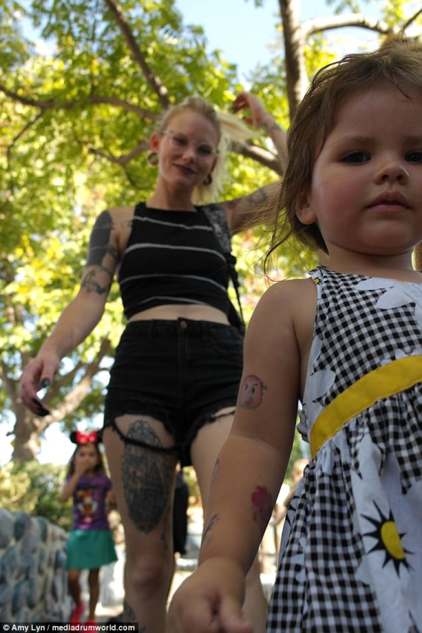 An alternative mother allows her 2-year-old daughter to dye her hair and wear makeup