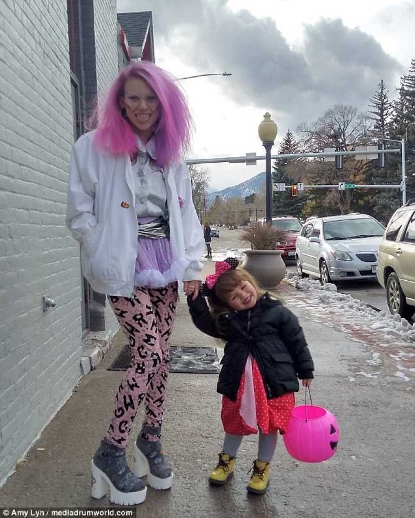 An alternative mother allows her 2-year-old daughter to dye her hair and wear makeup