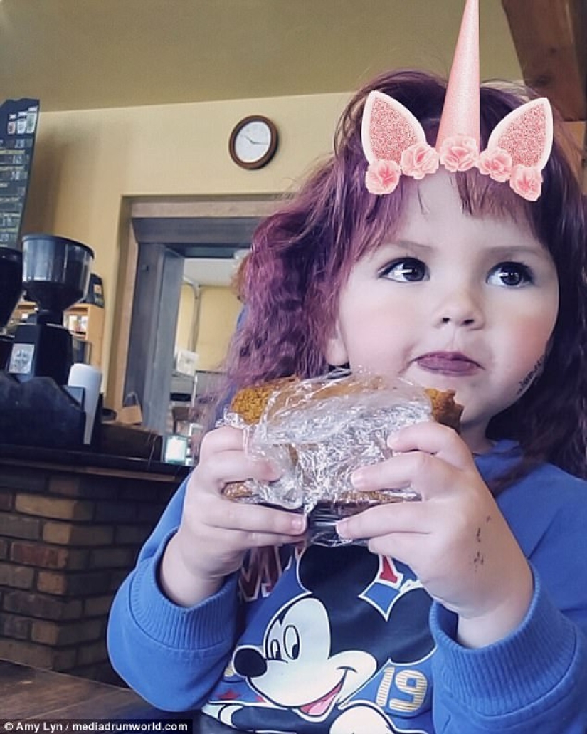 An alternative mother allows her 2-year-old daughter to dye her hair and wear makeup