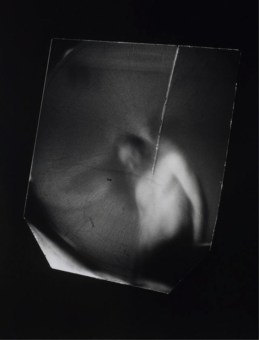 An American artist has placed a camera in her vagina and is photographing her lovers An American artist has placed a camera in her vagina and is photographing her lovers