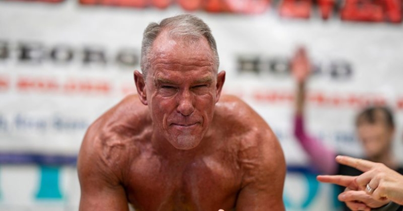 An American at 62 years old set a record by standing for more than 8 hours in the bar An American at 62 years old set a record by standing for more than 8 hours in the bar
