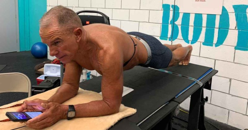 An American at 62 years old set a record by standing for more than 8 hours in the bar An American at 62 years old set a record by standing for more than 8 hours in the bar