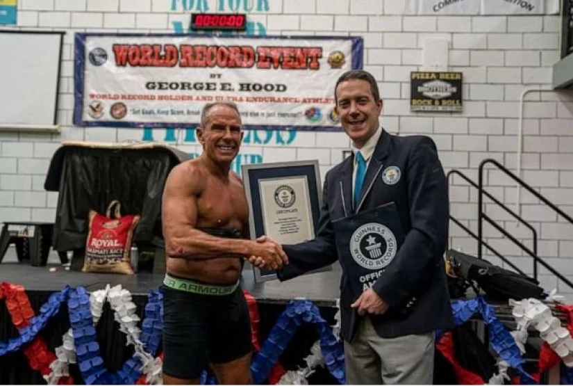 An American at 62 years old set a record by standing for more than 8 hours in the bar An American at 62 years old set a record by standing for more than 8 hours in the bar