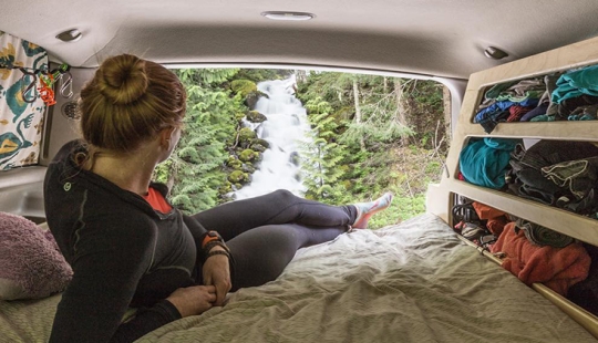 An American extreme woman lived in a car for a whole year, traveling around the country and making incredible landscapes