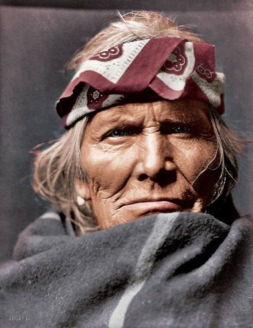 An American found color photos of Indians of the late XIX century