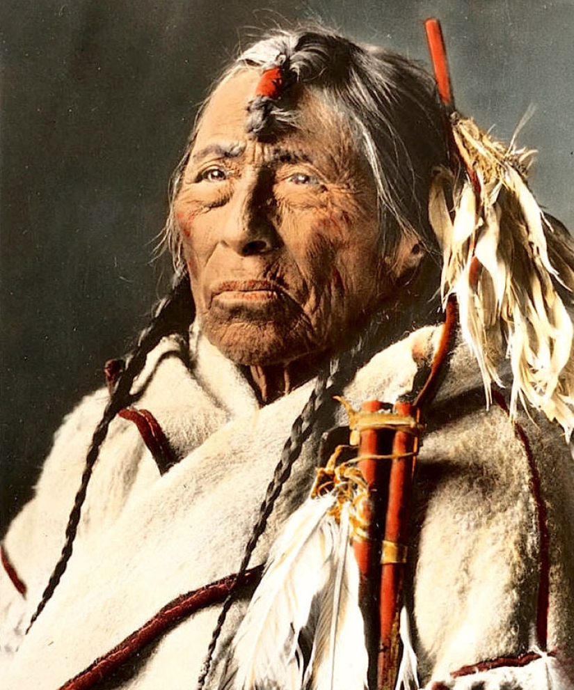 An American found color photos of Indians of the late XIX century