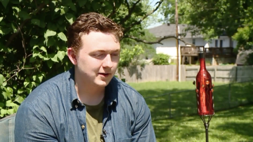 An American student put his school up for sale and paid for it with a graduation An American student put his school up for sale and paid for it with a graduation