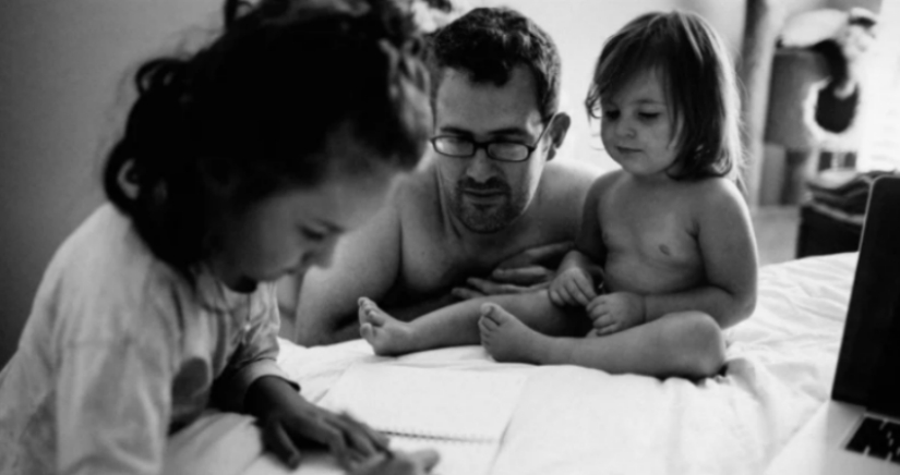 An American woman posted a photo of her husband with a young son in the shower, and now she is awaiting trial