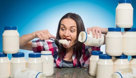 An American woman set a world record by swallowing three cans of mayonnaise in three minutes An American woman set a world record by swallowing three cans of mayonnaise in three minutes