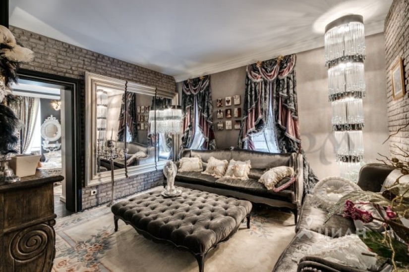 An apartment for sale in Moscow for 55 million rubles, which seemed to be furnished by gypsies