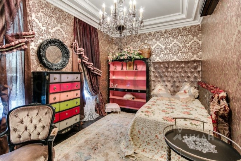 An apartment for sale in Moscow for 55 million rubles, which seemed to be furnished by gypsies