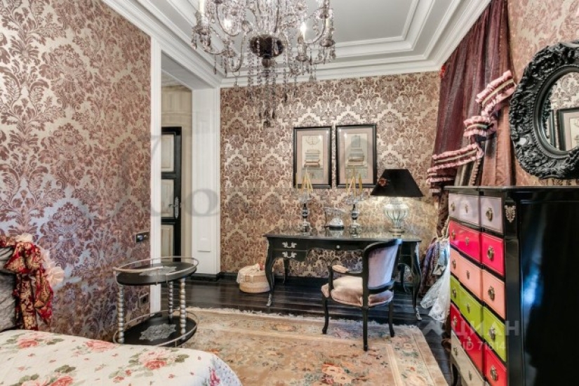 An apartment for sale in Moscow for 55 million rubles, which seemed to be furnished by gypsies