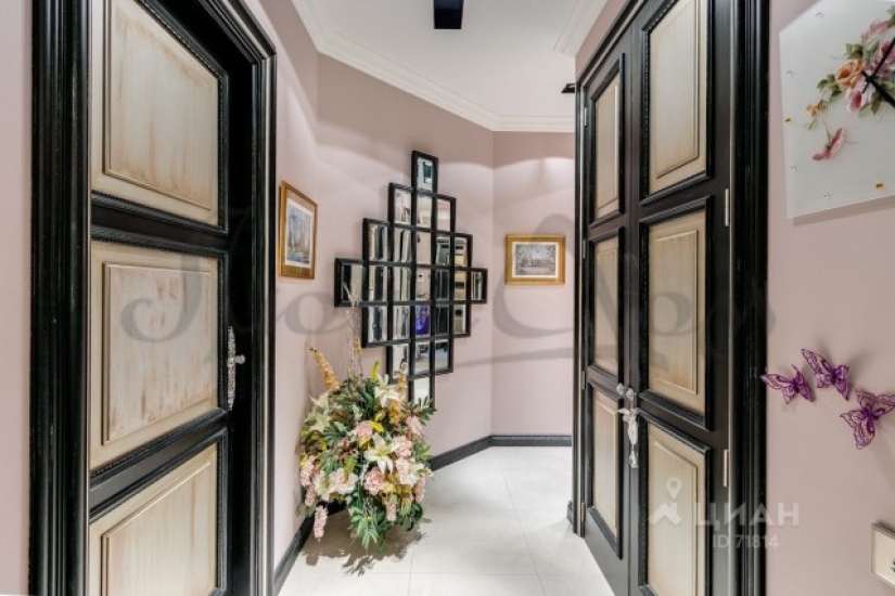 An apartment for sale in Moscow for 55 million rubles, which seemed to be furnished by gypsies