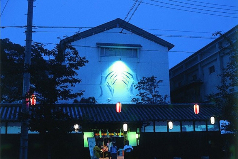 An artist who paints with a shadow