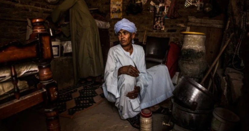 An Egyptian woman of 43 years posed as a man and worked at a construction site in order not to get married An Egyptian woman of 43 years posed as a man and worked at a construction site in order not to get married