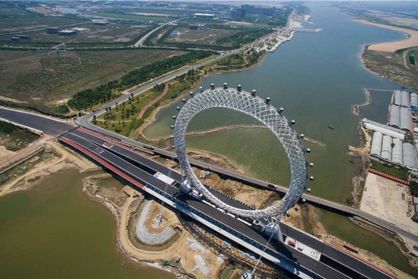 An engineering miracle has been built in China — a futuristic axle-less Ferris wheel