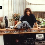 An epic thread with Valery Leontiev's outfits and interiors in the same style appeared on Twitter