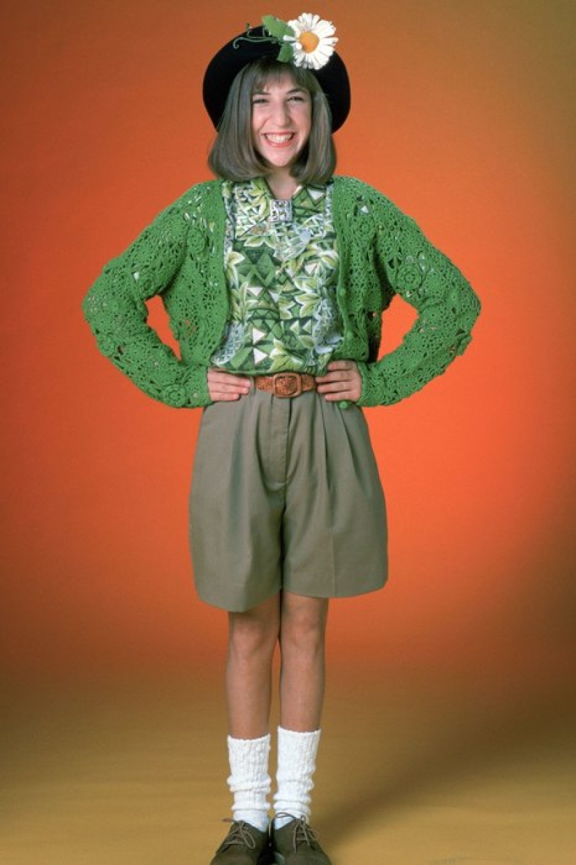 An excursion into the terrible trends of the past: from a "limping" skirt to a dog accessory