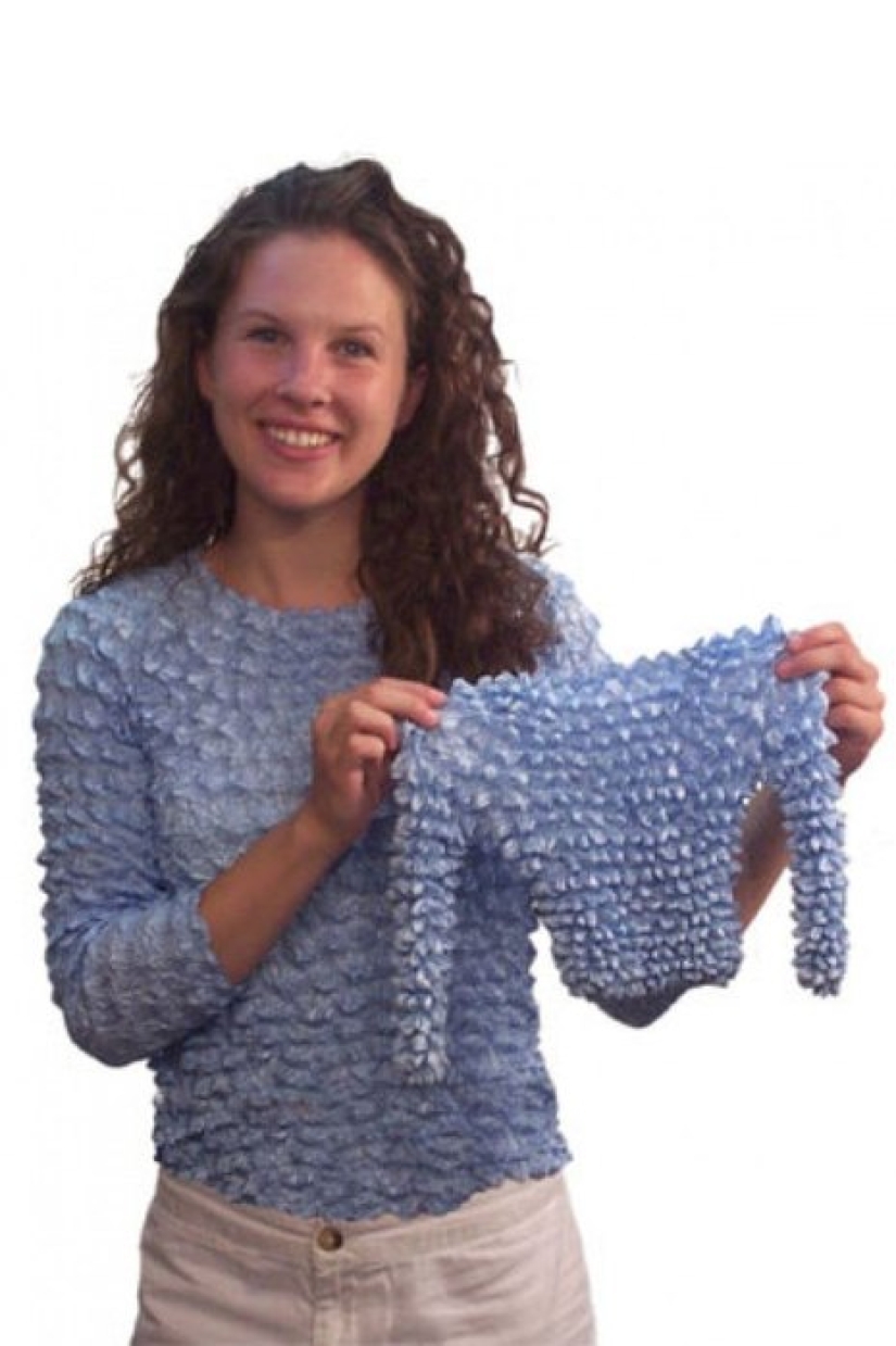 An excursion into the terrible trends of the past: from a "limping" skirt to a dog accessory