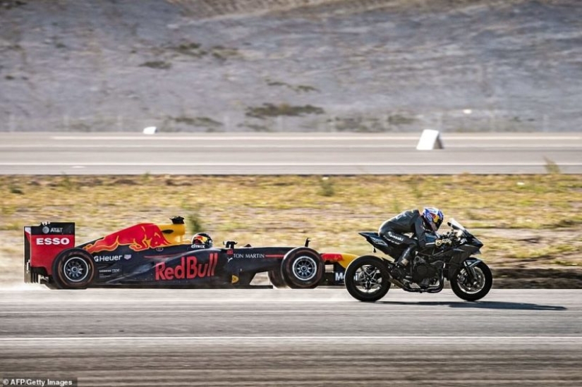 An incredible race! A supercar, a sports motorcycle, an F1 car, a private jet and a fighter jet came together in a confrontation