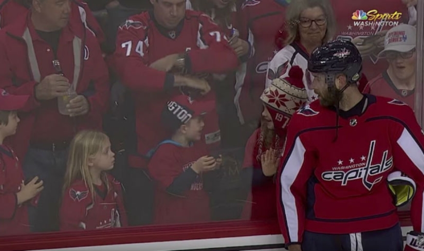 An NHL hockey player stubbornly tried to give a little girl a puck. It turned out the third time An NHL hockey player stubbornly tried to give a little girl a puck. It turned out the third time