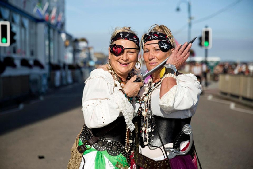 Anchor down their throats: drunken pirates prevented a British city from setting a world record
