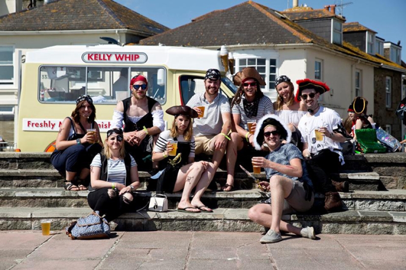 Anchor down their throats: drunken pirates prevented a British city from setting a world record