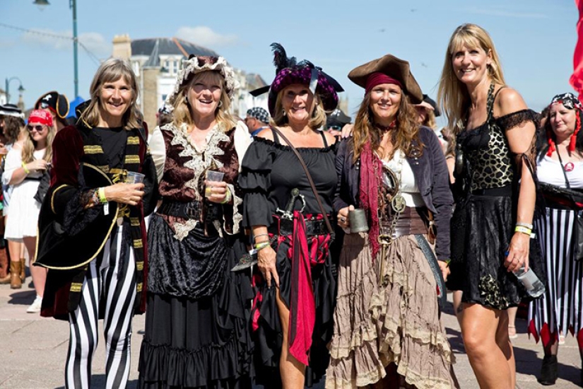 Anchor down their throats: drunken pirates prevented a British city from setting a world record