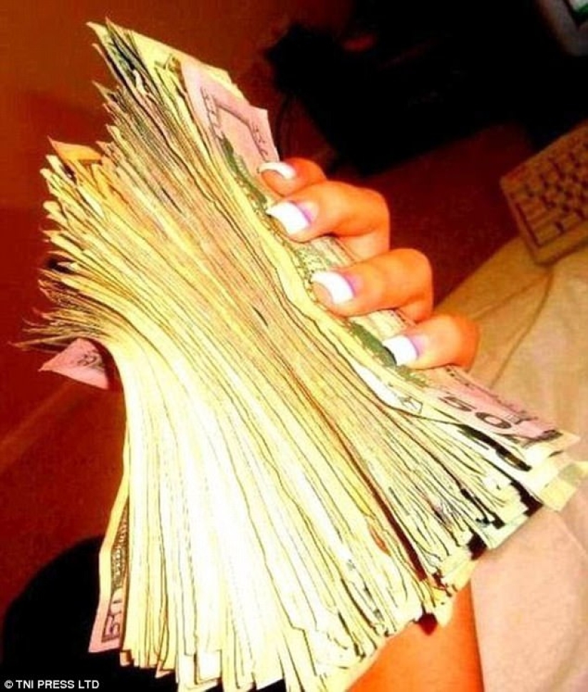 "And why was it necessary to study at the university": the network is perplexed by photos of strippers bathing in money