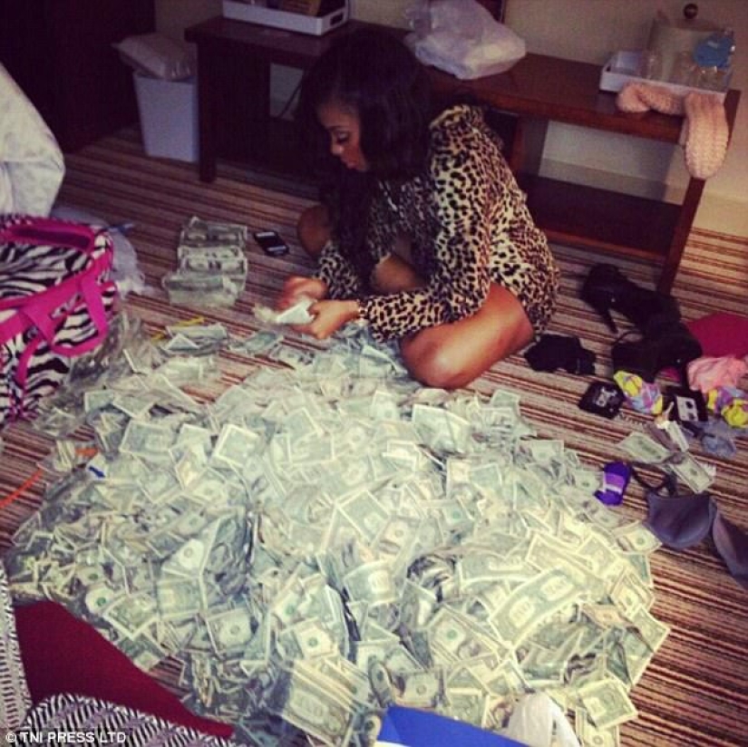 "And why was it necessary to study at the university": the network is perplexed by photos of strippers bathing in money