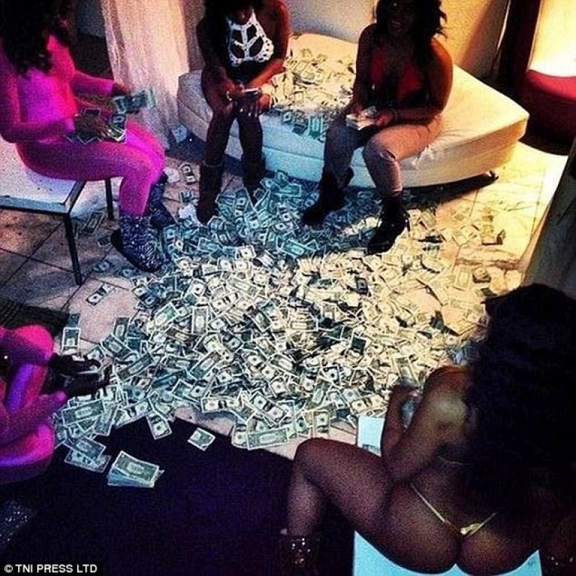 "And why was it necessary to study at the university": the network is perplexed by photos of strippers bathing in money