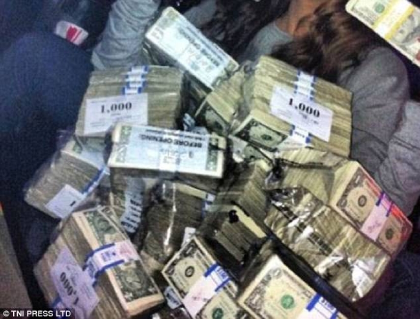 "And why was it necessary to study at the university": the network is perplexed by photos of strippers bathing in money
