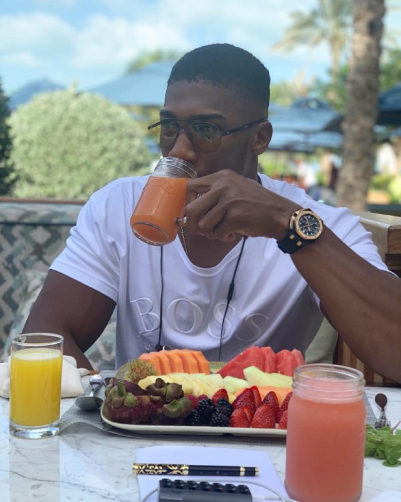 Anthony Joshua es un campeón millonario que disfruta de una vida elegante de forma gratuita Anthony Joshua es un campeón millonario que disfruta de una vida elegante de forma gratuita