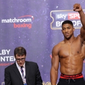 Anthony Joshua es un campeón millonario que disfruta de una vida elegante de forma gratuita