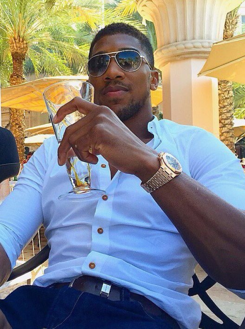 Anthony Joshua es un campeón millonario que disfruta de una vida elegante de forma gratuita Anthony Joshua es un campeón millonario que disfruta de una vida elegante de forma gratuita