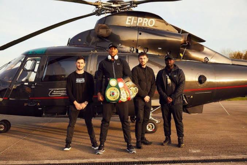 Anthony Joshua es un campeón millonario que disfruta de una vida elegante de forma gratuita Anthony Joshua es un campeón millonario que disfruta de una vida elegante de forma gratuita