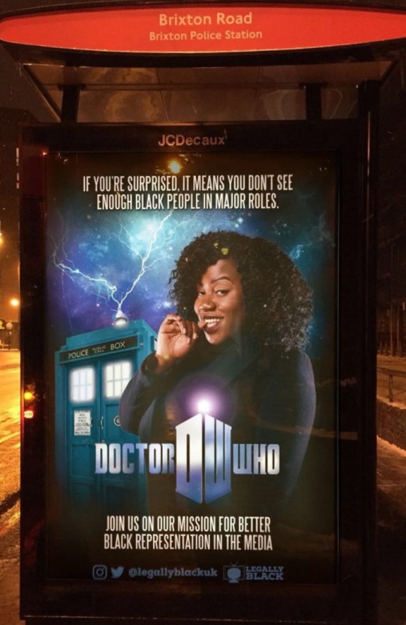 Aparecieron carteles de películas famosas en las calles de Londres, donde los actores blancos fueron reemplazados por otros de piel oscura