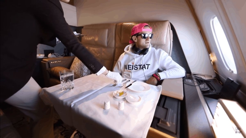 Apartments, a butler and a shower: how is the flight on the most expensive air ticket in the world