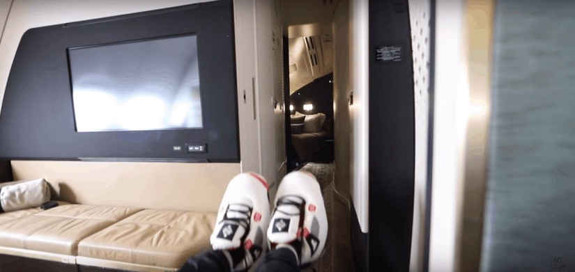 Apartments, a butler and a shower: how is the flight on the most expensive air ticket in the world