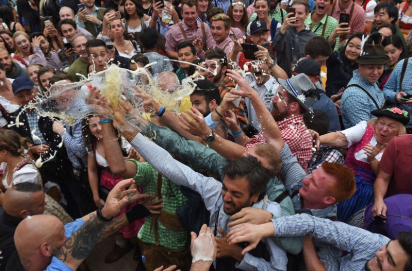 Arnold Schwarzenegger, los salarios de las camareras y la Respuesta Rusa: Lo que no sabías sobre el Oktoberfest