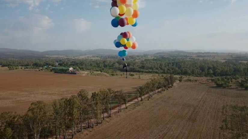 ¡Arriba! El británico voló 25 kilómetros en globos ¡Arriba! El británico voló 25 kilómetros en globos