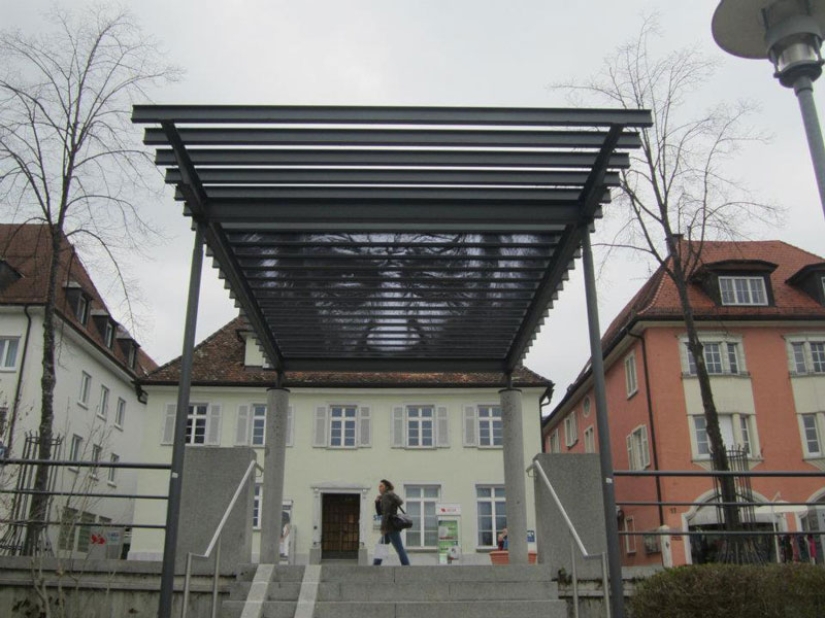 Arte callejero en la barandilla