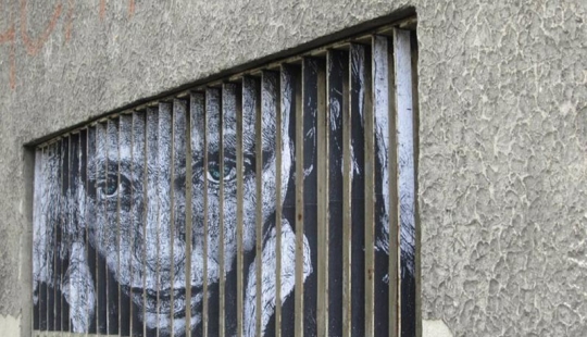 Arte callejero en la barandilla