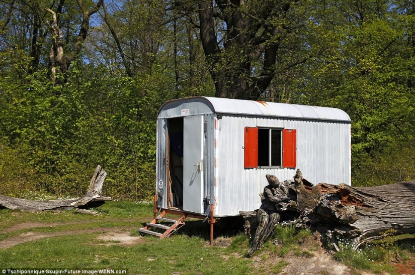 Artista alemán volvió a ocultar modelos desnudas en fotos Artista alemán volvió a ocultar modelos desnudas en fotos