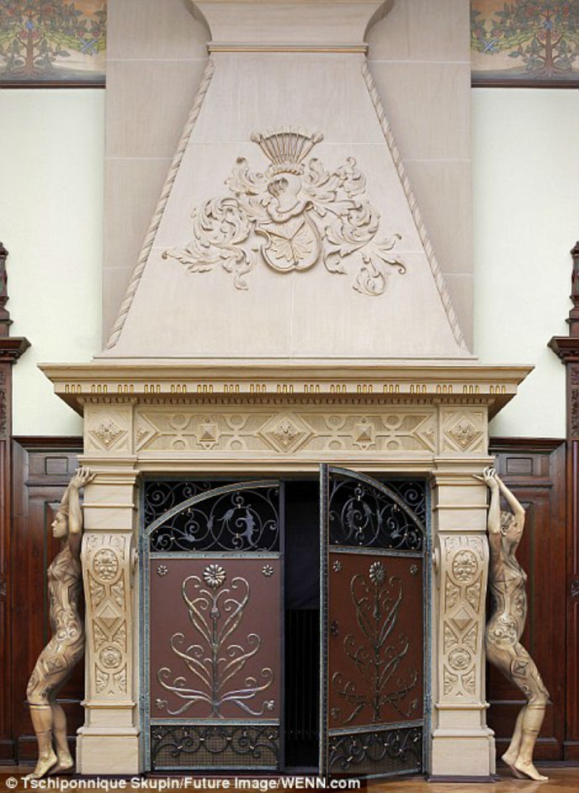 Artista alemán volvió a ocultar modelos desnudas en fotos Artista alemán volvió a ocultar modelos desnudas en fotos