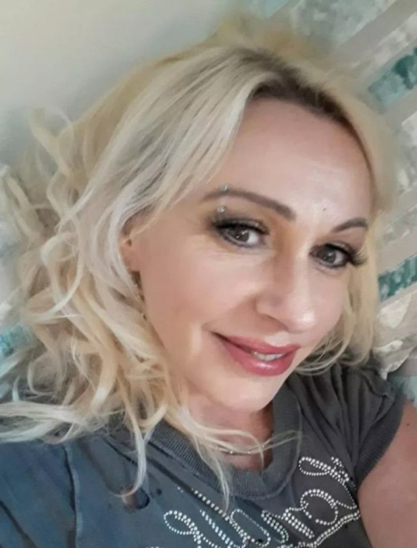 At 45 — baba berry again! Mature blonde brags that she is kept by four lovers