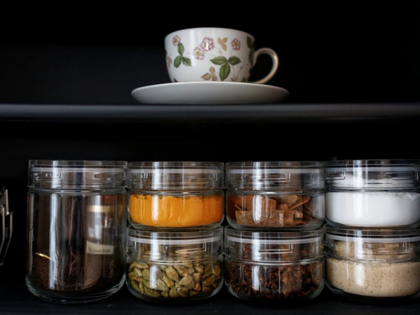 At least the ball is rolling: painfully empty apartments of Japanese minimalists At least the ball is rolling: painfully empty apartments of Japanese minimalists