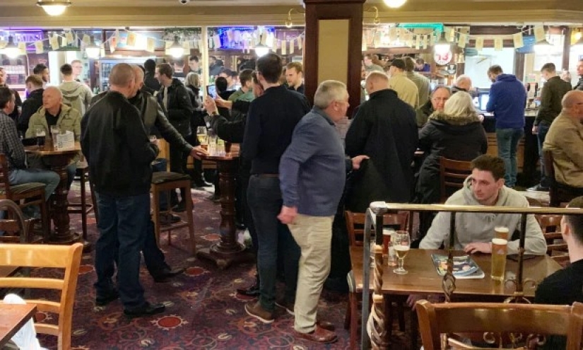 Atracón final: los británicos organizaron el último atracón antes del cierre de pubs y clubes por cuarentena Atracón final: los británicos organizaron el último atracón antes del cierre de pubs y clubes por cuarentena