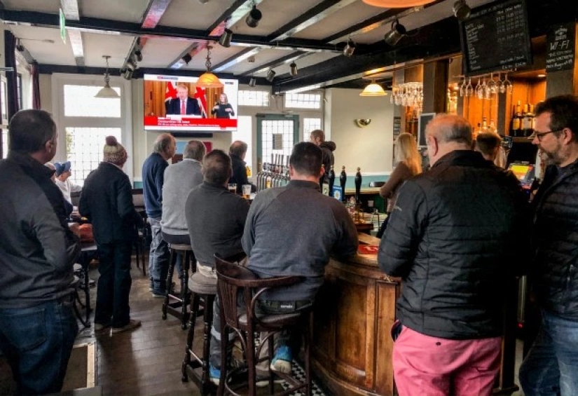 Atracón final: los británicos organizaron el último atracón antes del cierre de pubs y clubes por cuarentena Atracón final: los británicos organizaron el último atracón antes del cierre de pubs y clubes por cuarentena