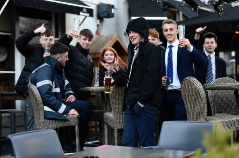 Atracón final: los británicos organizaron el último atracón antes del cierre de pubs y clubes por cuarentena Atracón final: los británicos organizaron el último atracón antes del cierre de pubs y clubes por cuarentena